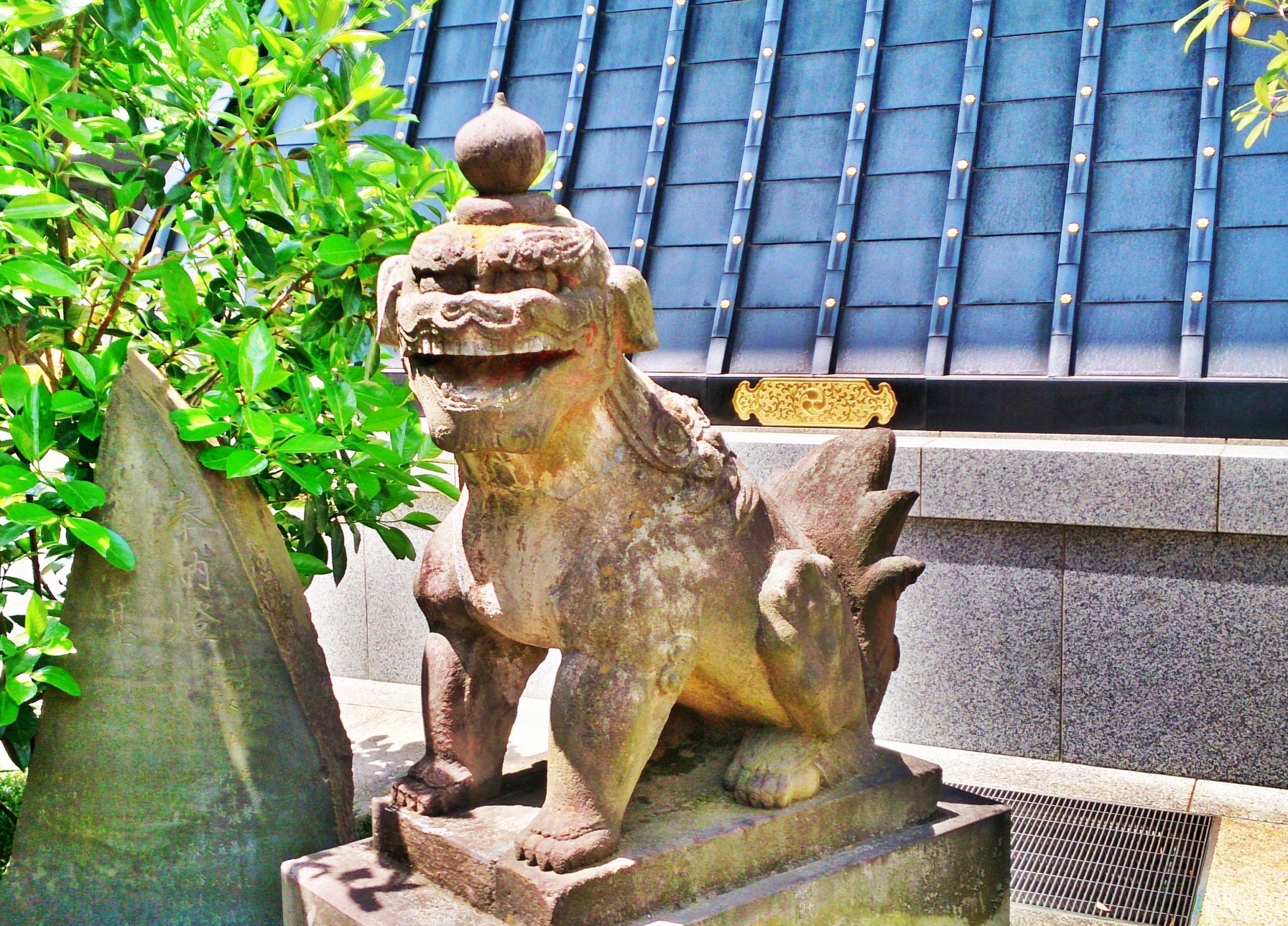 穴八幡宮にある神武天皇の遥拝所にいる狛犬 穴八幡宮にある神武天皇の遥拝所にいる狛犬