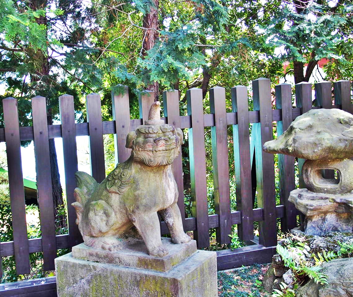 穴八幡宮にある神武天皇の遥拝所にいる狛犬 穴八幡宮にある神武天皇の遥拝所にいる狛犬