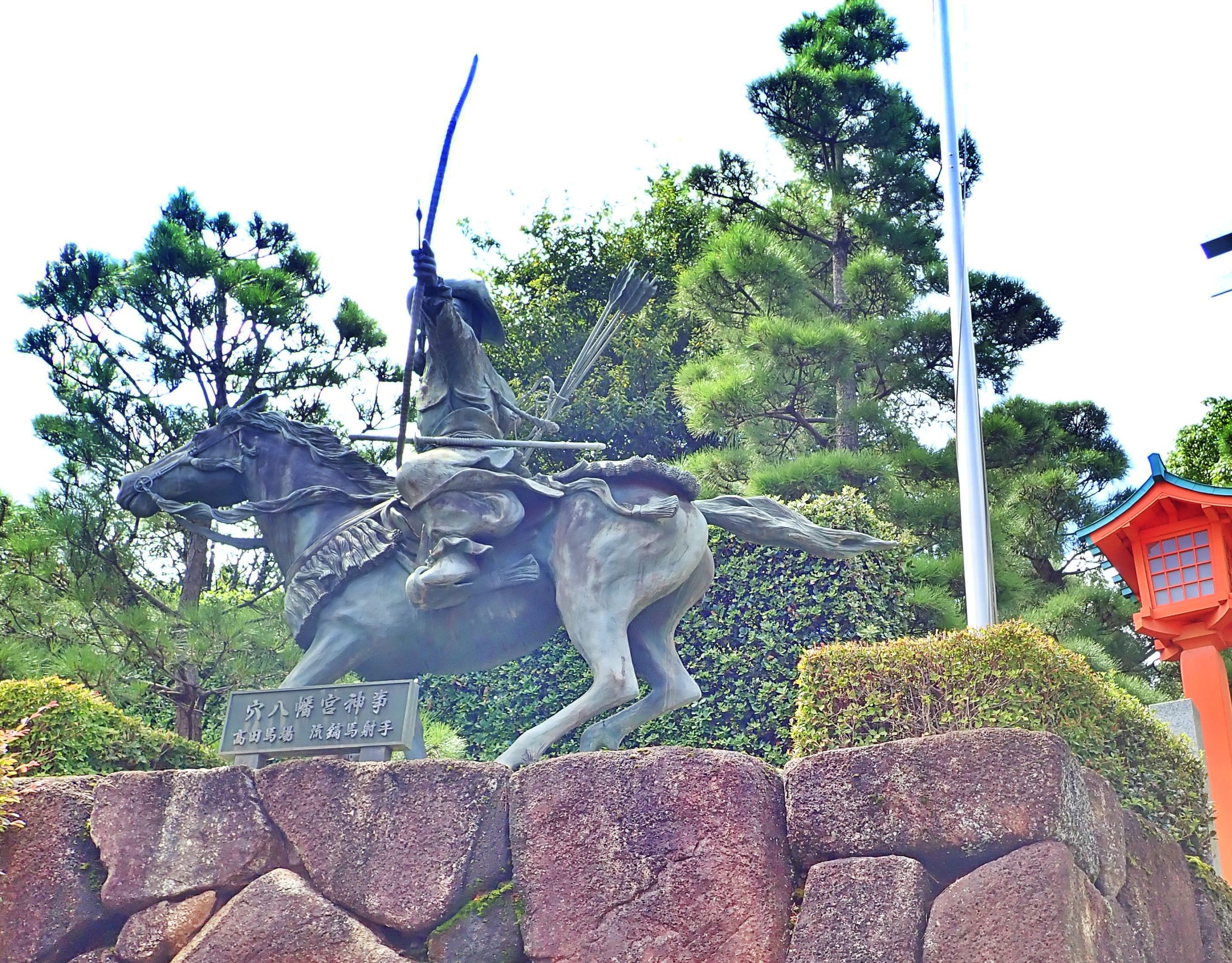 穴八幡宮の鳥居の後ろにある流鏑馬の像 穴八幡宮の鳥居の後ろにある流鏑馬の像