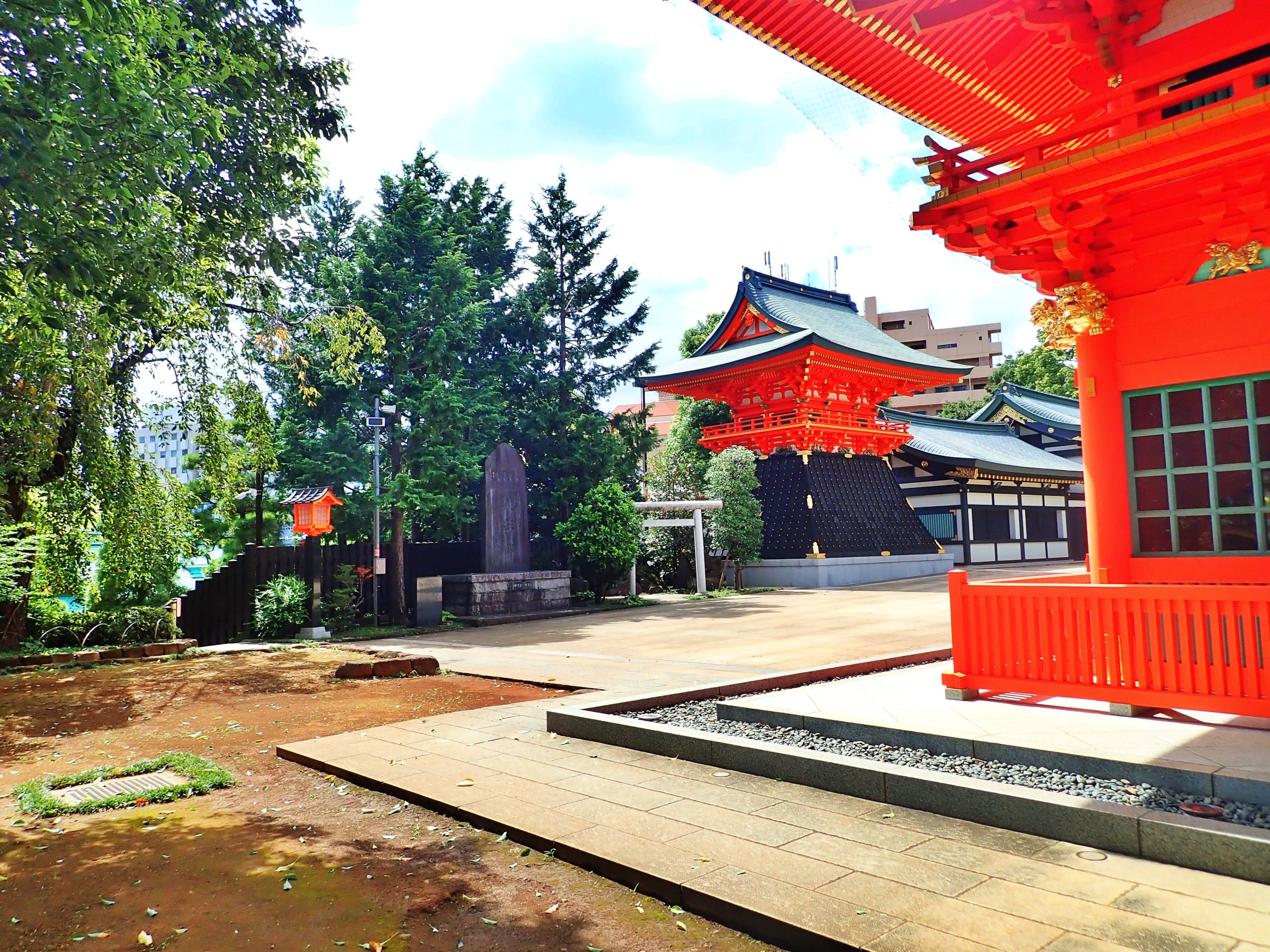 穴八幡宮の境内 穴八幡宮の境内