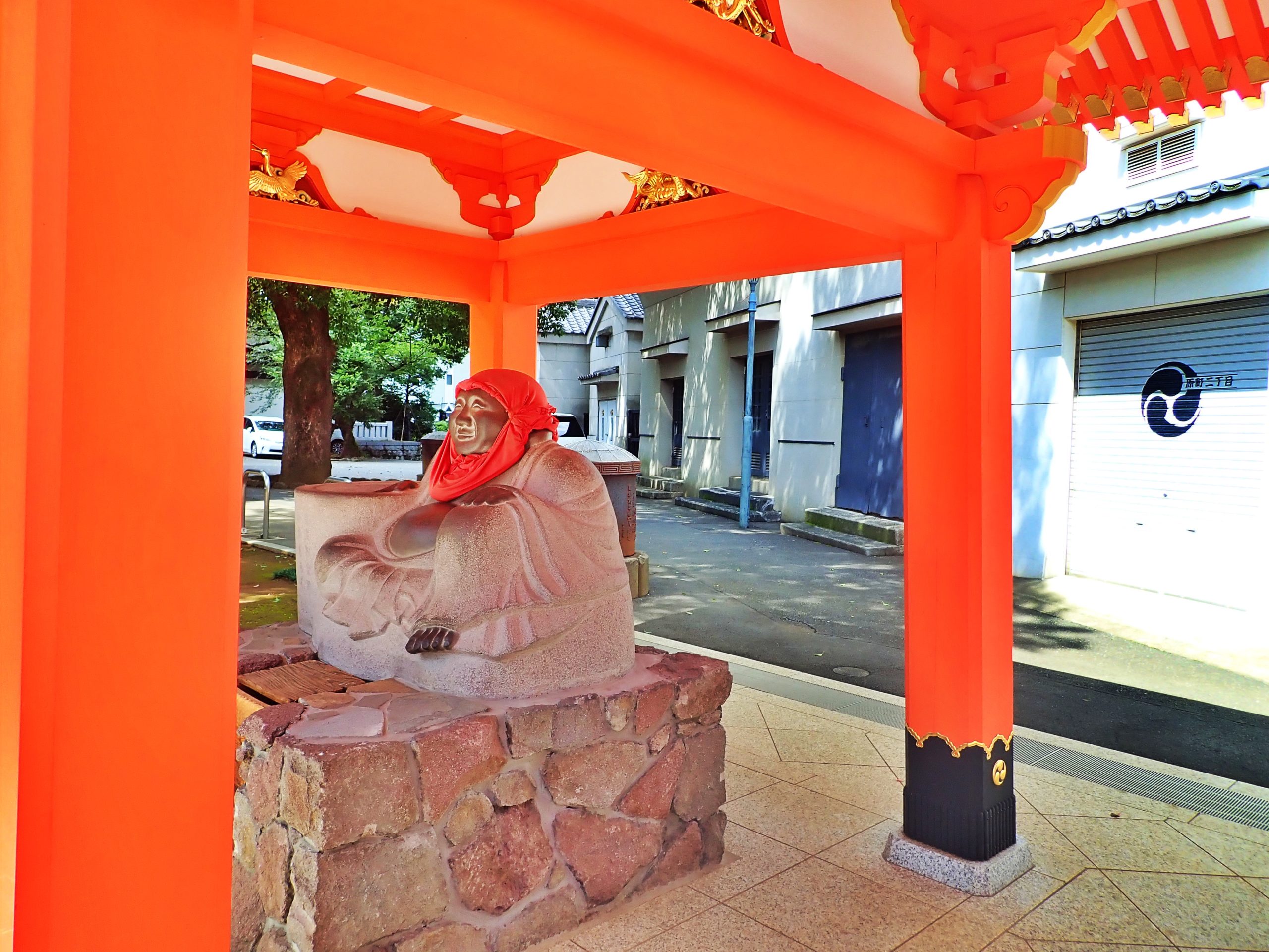 穴八幡宮の境内にある布袋さん 穴八幡宮の境内にある布袋さん