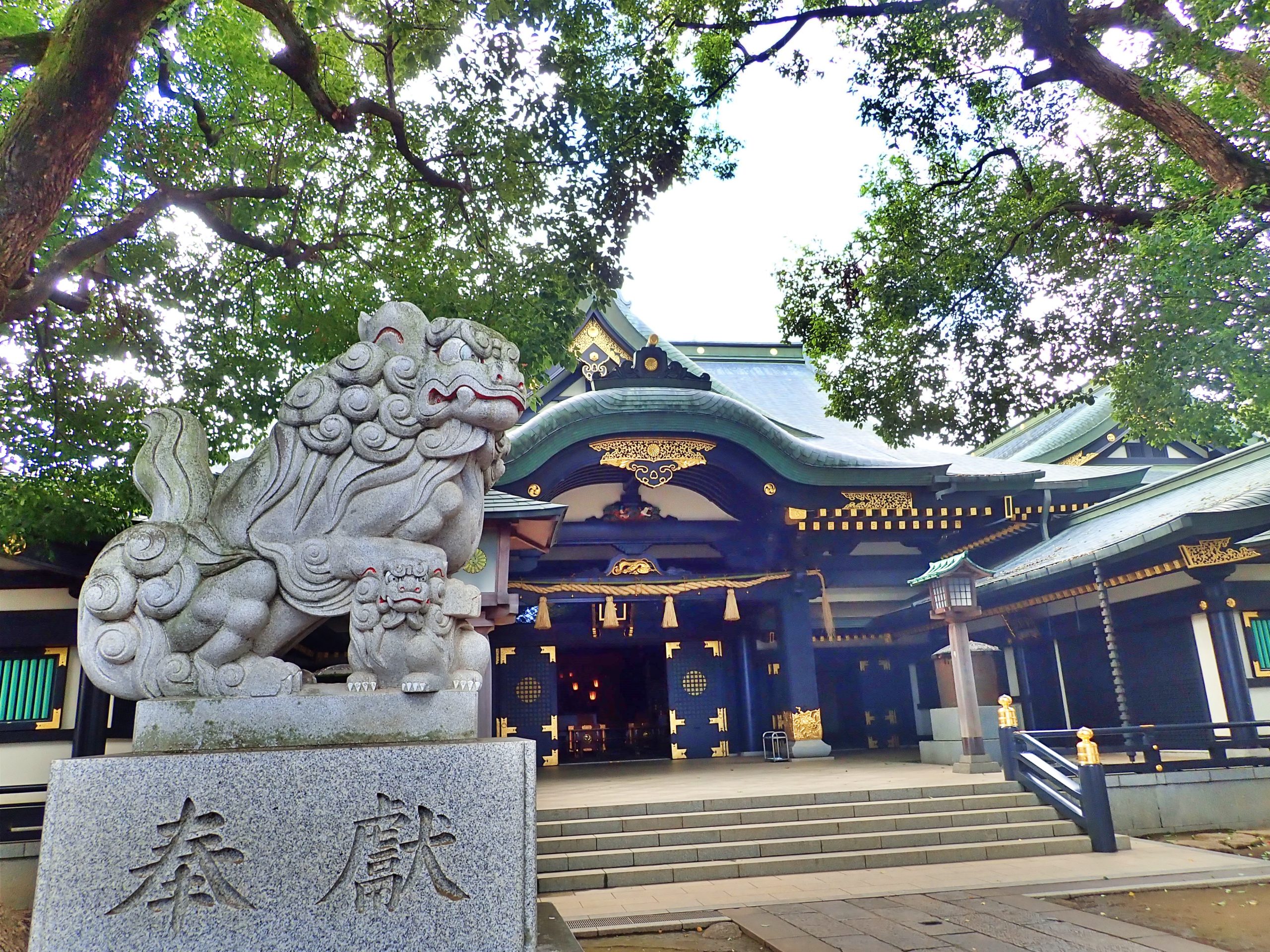 穴八幡宮のご本殿の前の狛犬 穴八幡宮のご本殿の前の狛犬