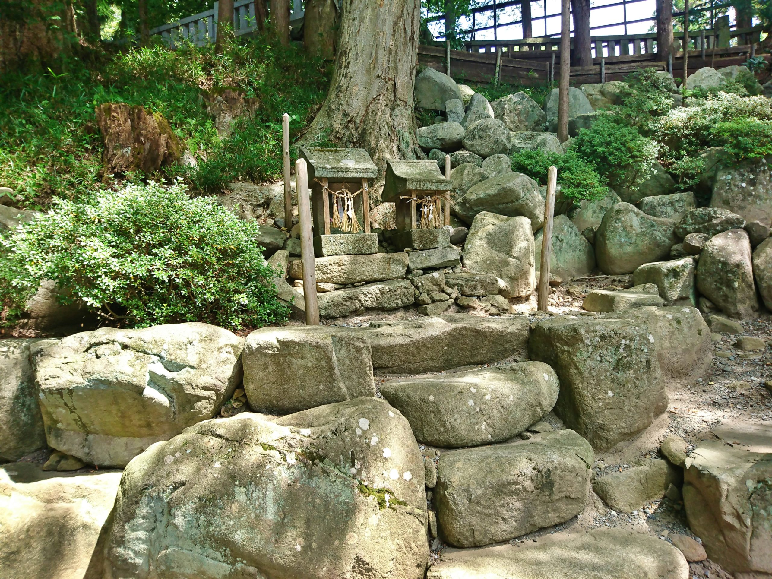 下社宝物殿の近くでみつけた小さな祠と御柱 下社宝物殿の近くでみつけた小さな祠と御柱