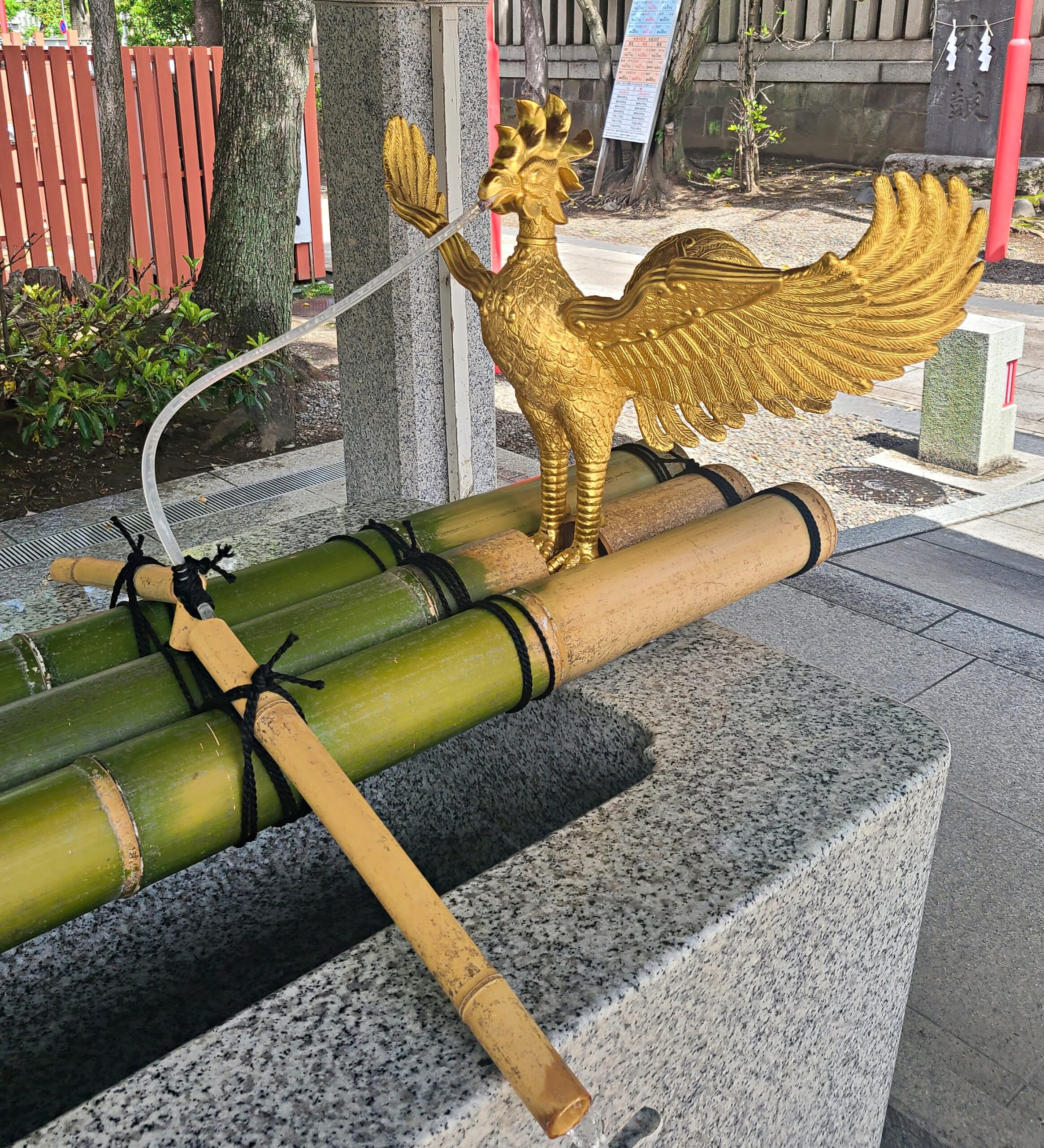 富岡八幡宮の手水舎にある鳳凰 富岡八幡宮の手水舎にある鳳凰