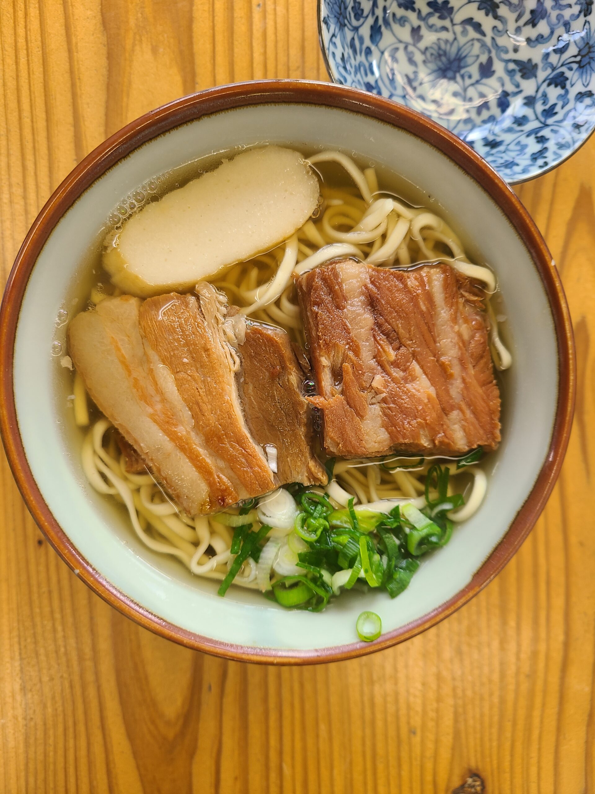 沖縄で地元の人が通うそば処玉家豊崎店の三枚肉そば