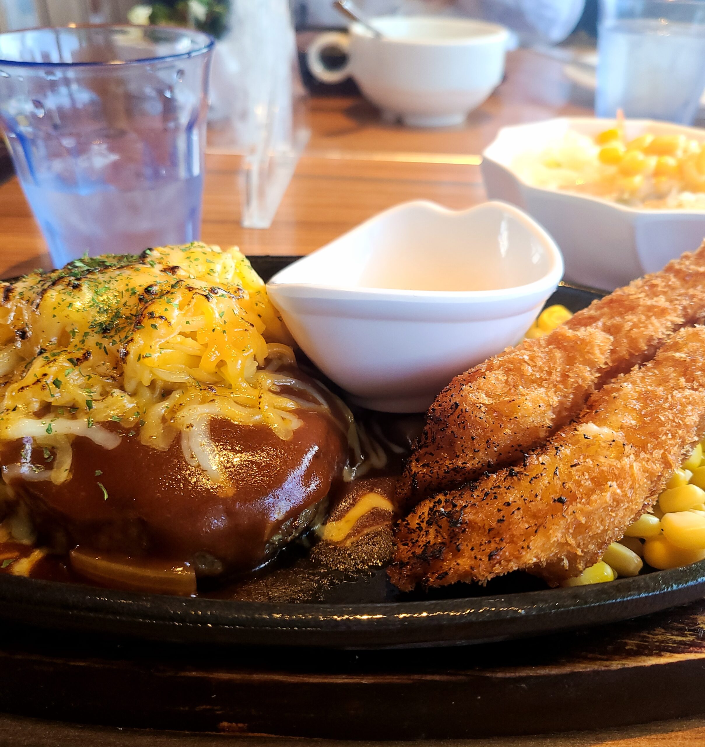 沖縄県民が〆のステーキを食べるというステーキ88でハンバーグセットにチーズとエビフライのトッピング