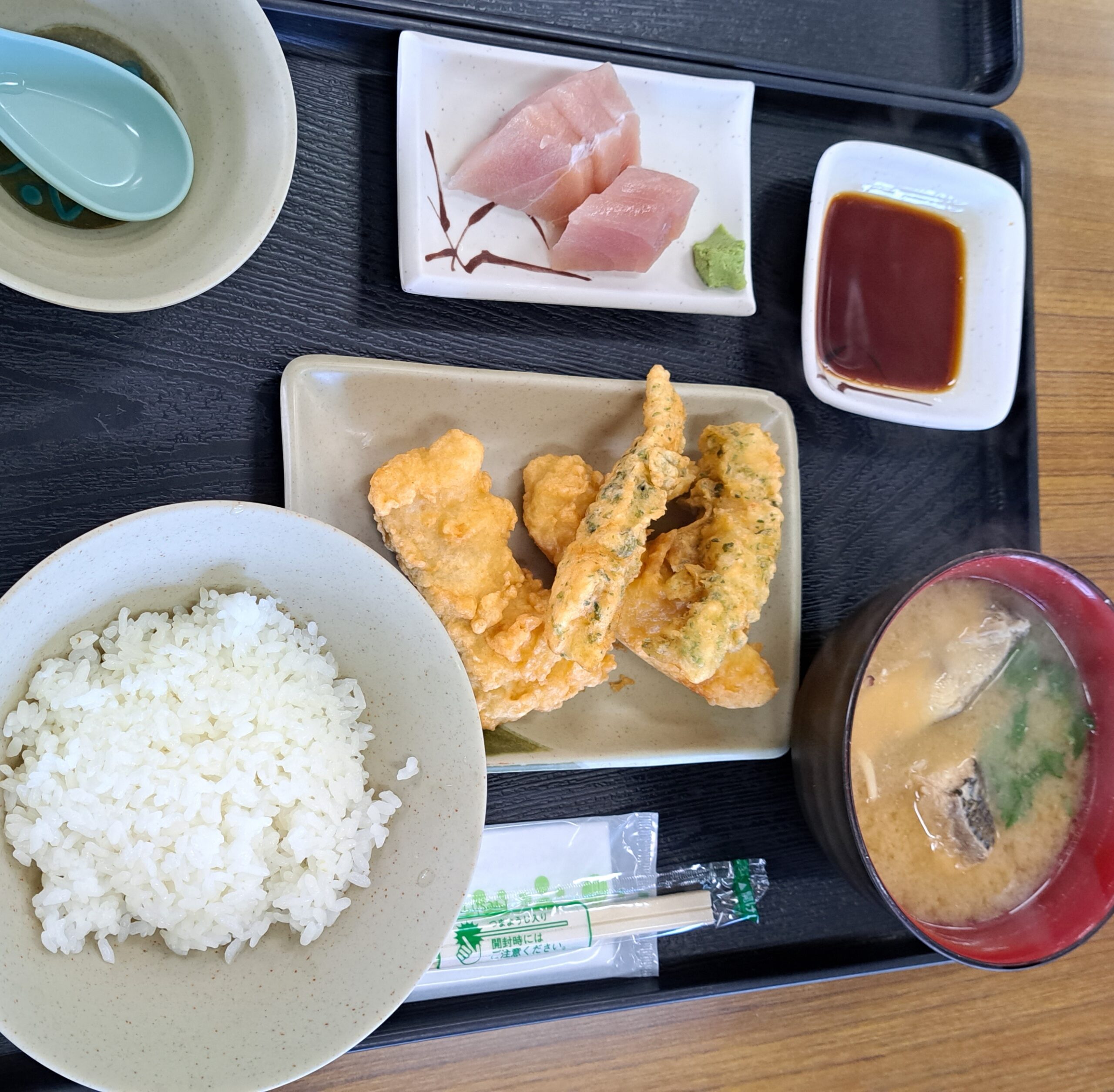 沖縄泡瀬の漁港の直売店にあるパヤオ食堂の魚汁天ぷら定食