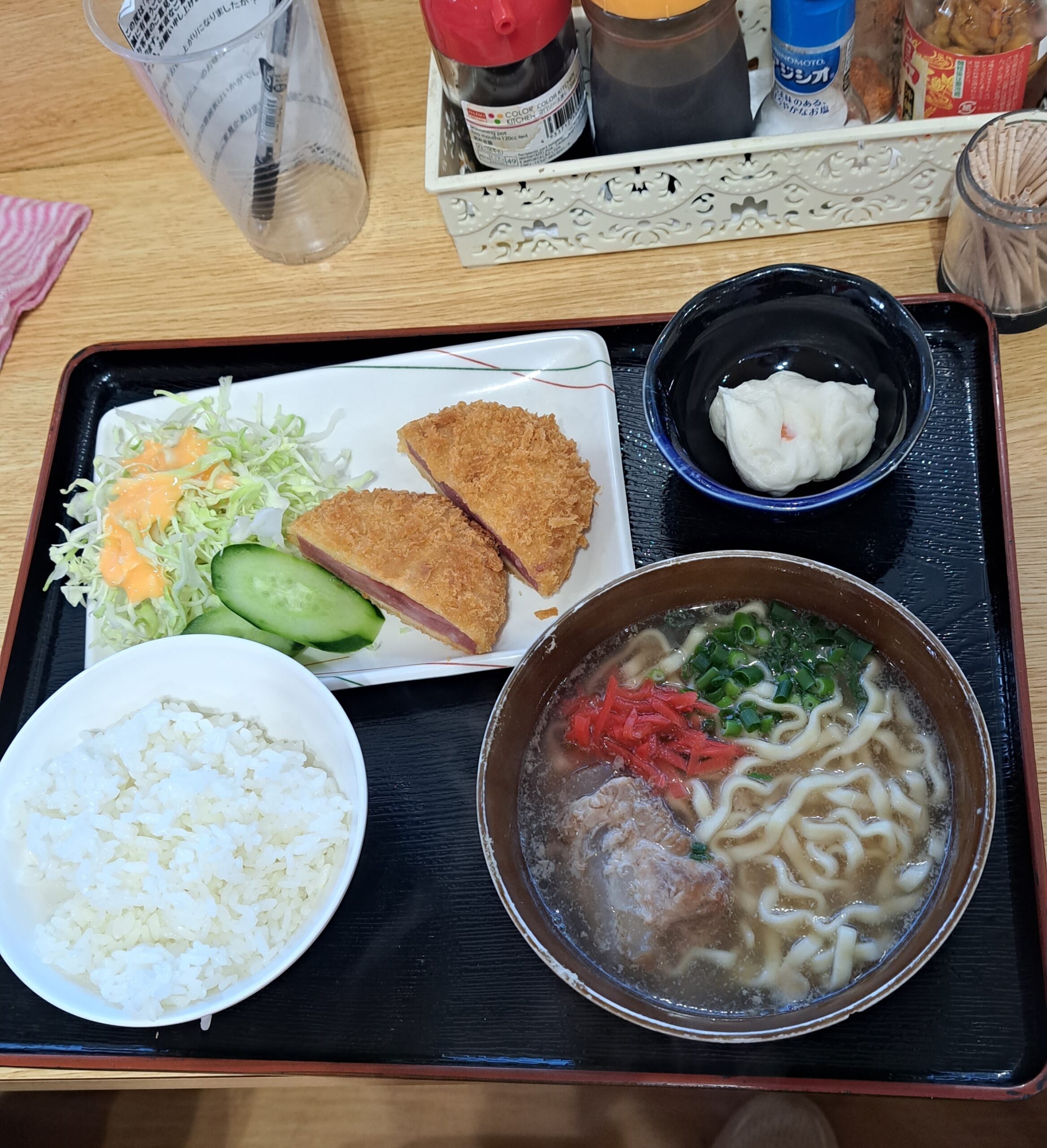 宜野湾に行ったら訪れたいぎのわんゆいマルシェのうちなーごはん屋エイト食堂のそば定食