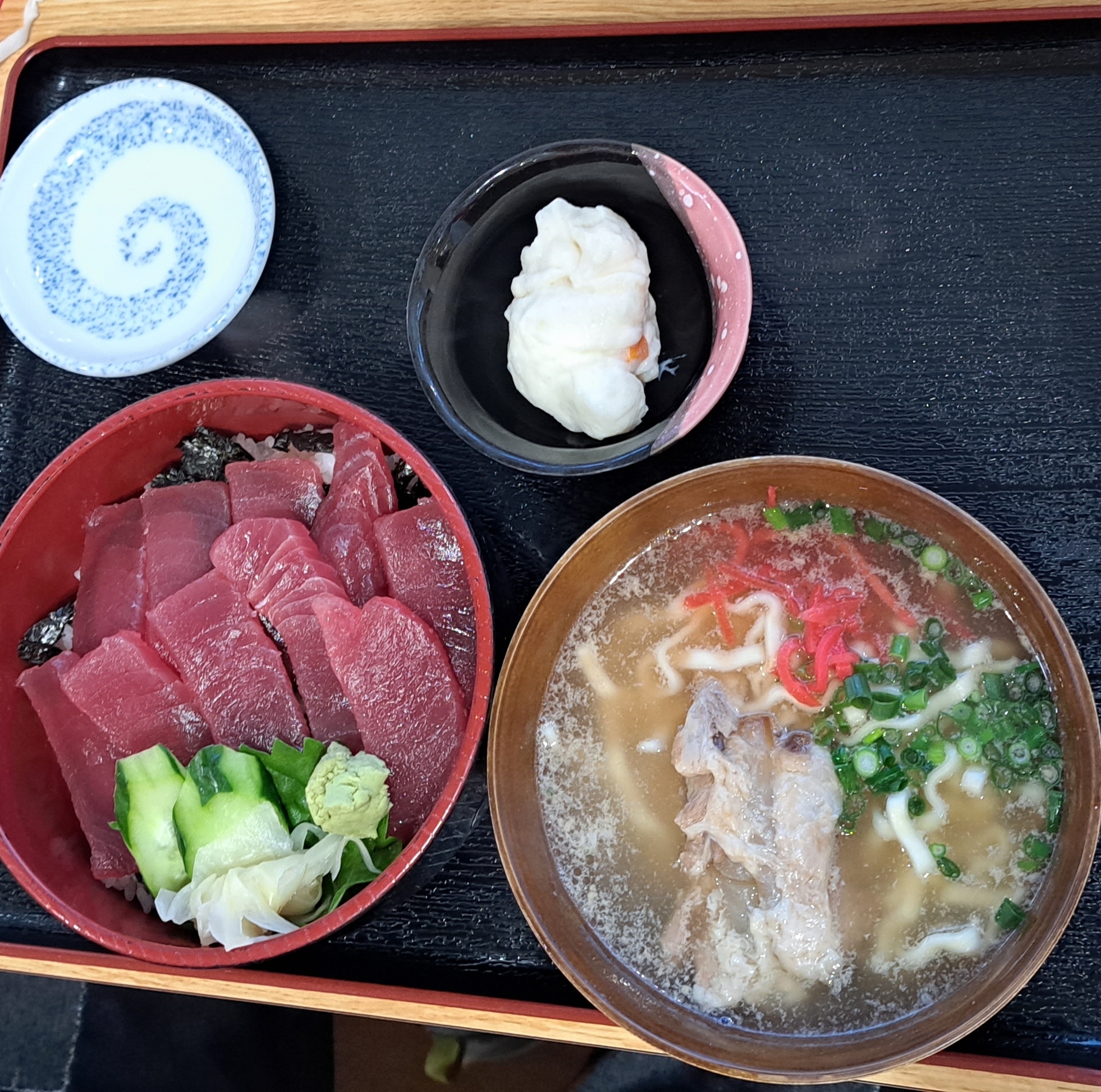 宜野湾に行ったら訪れたいぎのわんゆいマルシェのうちなーごはん屋エイト食堂のまぐろ丼＋半そば