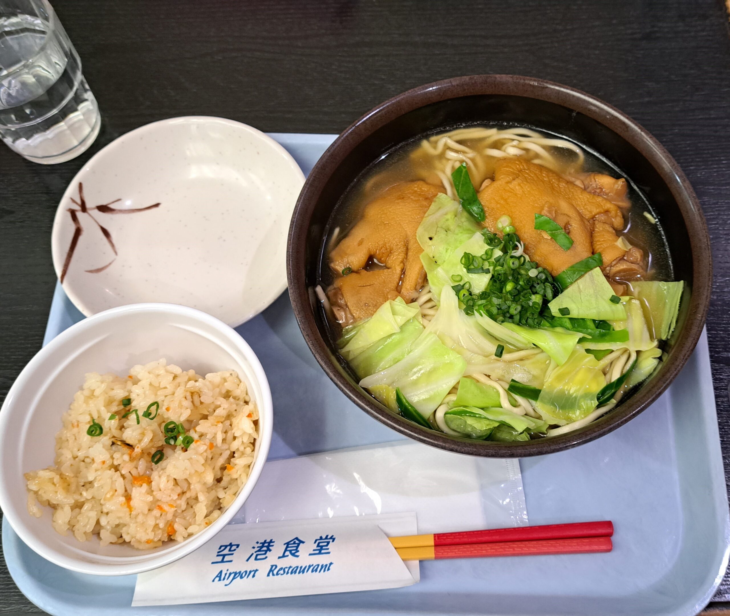 那覇空港で一番おススメのレストラン空港食堂のてびちそばとジューシー