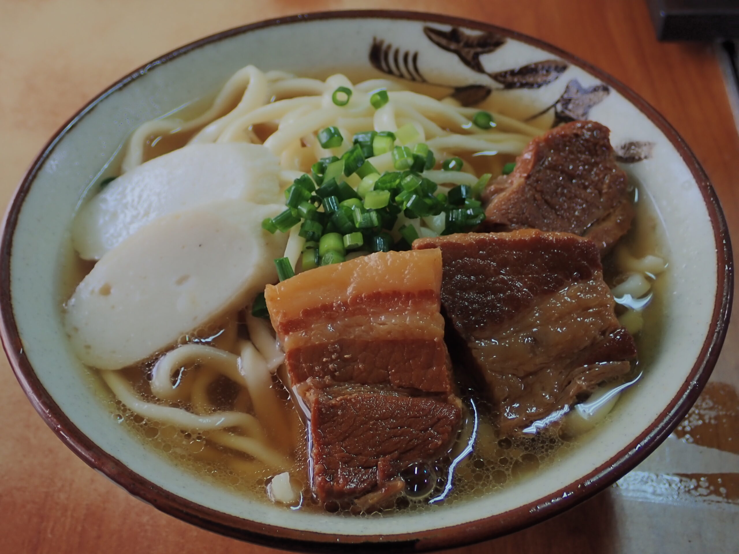 沖縄本部町にある行列ができる手打ちそばの店きしもと食堂のそば